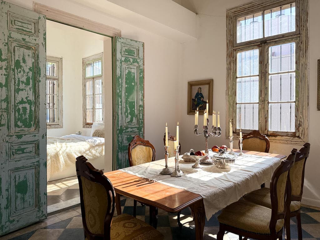 בית האודם, הדירה השכורה של גיא טקו ביפו, מדור כאן גרים