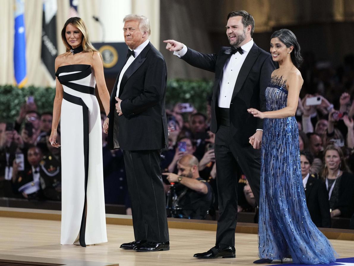מלניה ודונלד טראמפ לצד ג'יי די ואושה ואנס בנשף ההשבעה (צילום: AP Photo/Ben Curtis) מלניה ודונלד טראמפ לצד ג'יי די ואושה ואנס בנשף ההשבעה, 2025