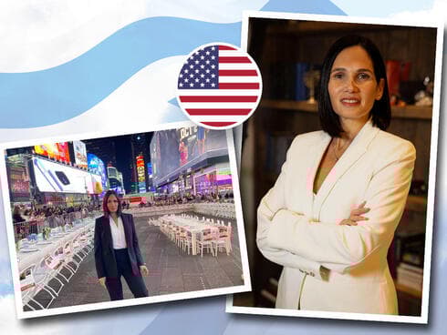 טל על רקע מיצג “שולחן השבת הריק” בטיימס סקוור