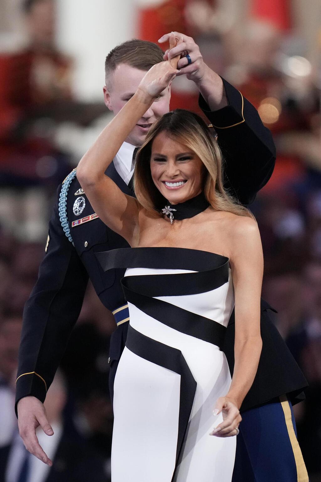 שרשרת צ'וקר מקטיפה שחורה משובצת יהלום וינטג' משנת 1955 (צילום: Andrew Harnik/Getty Images) מלניה ודונלד טראמפ בנשף ההשבעה, 2025