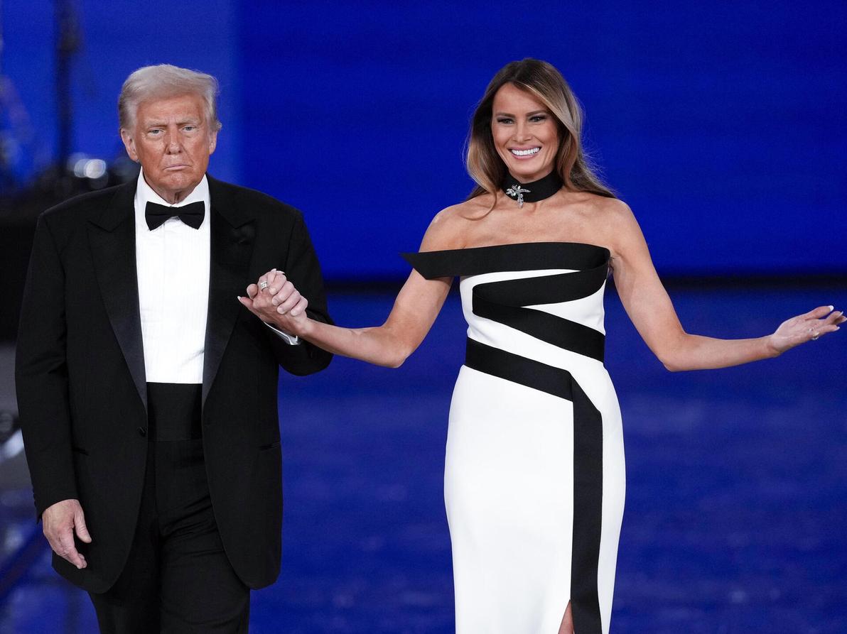 מלניה ודונלד טראמפ חוגגים בנשף ההשבעה (צילום: AP Photo/Julia Demaree Nikhinson) מלניה ודונלד טראמפ בנשף ההשבעה, 2025