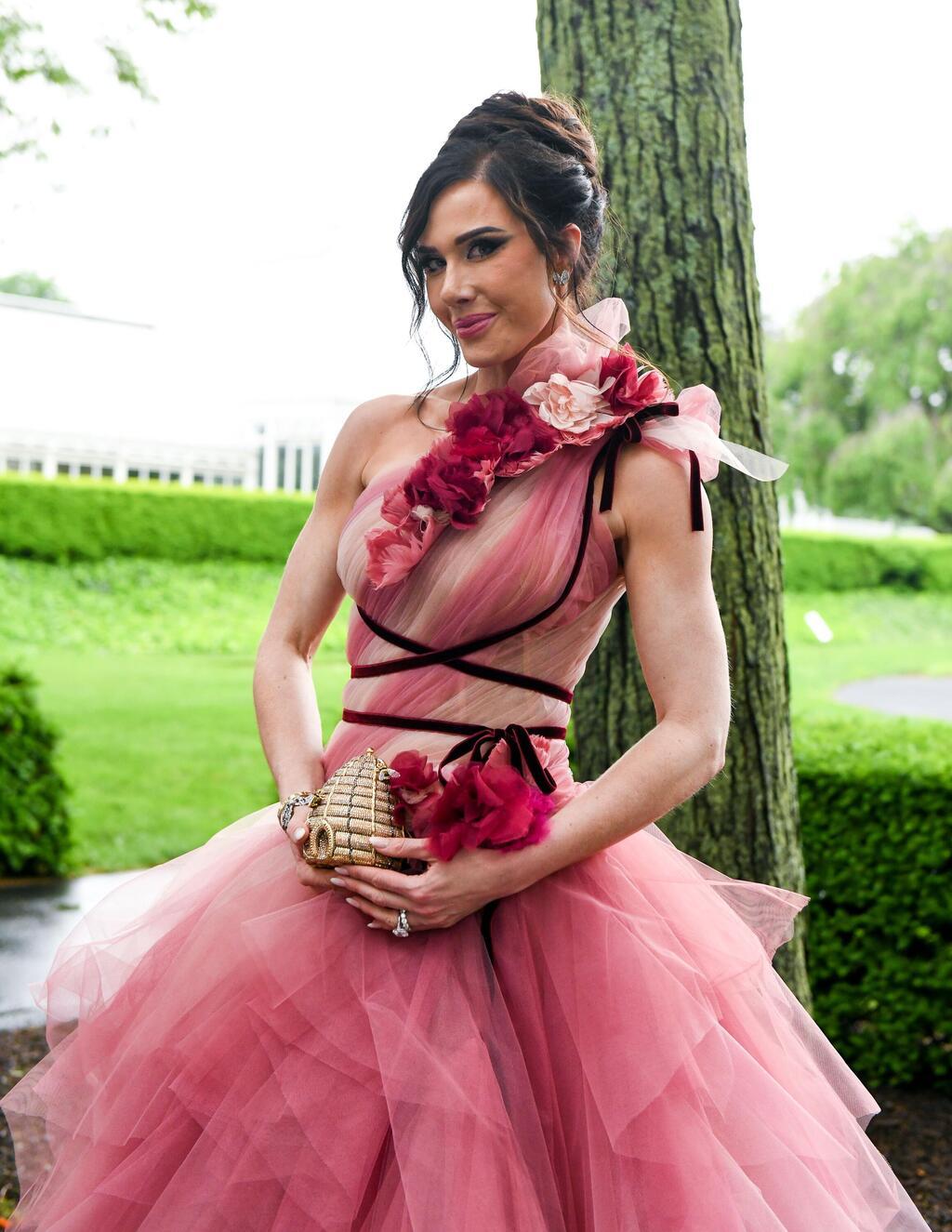 "בגדי ההוט קוטור שלי לעולם לא יוצאים מהאופנה". רבקה ואניו (צילום: Darian DiCianno/BFA.com/Shutterstock) רבקה ואניו בנשף בגנים הבוטניים בניו יורק, 2022