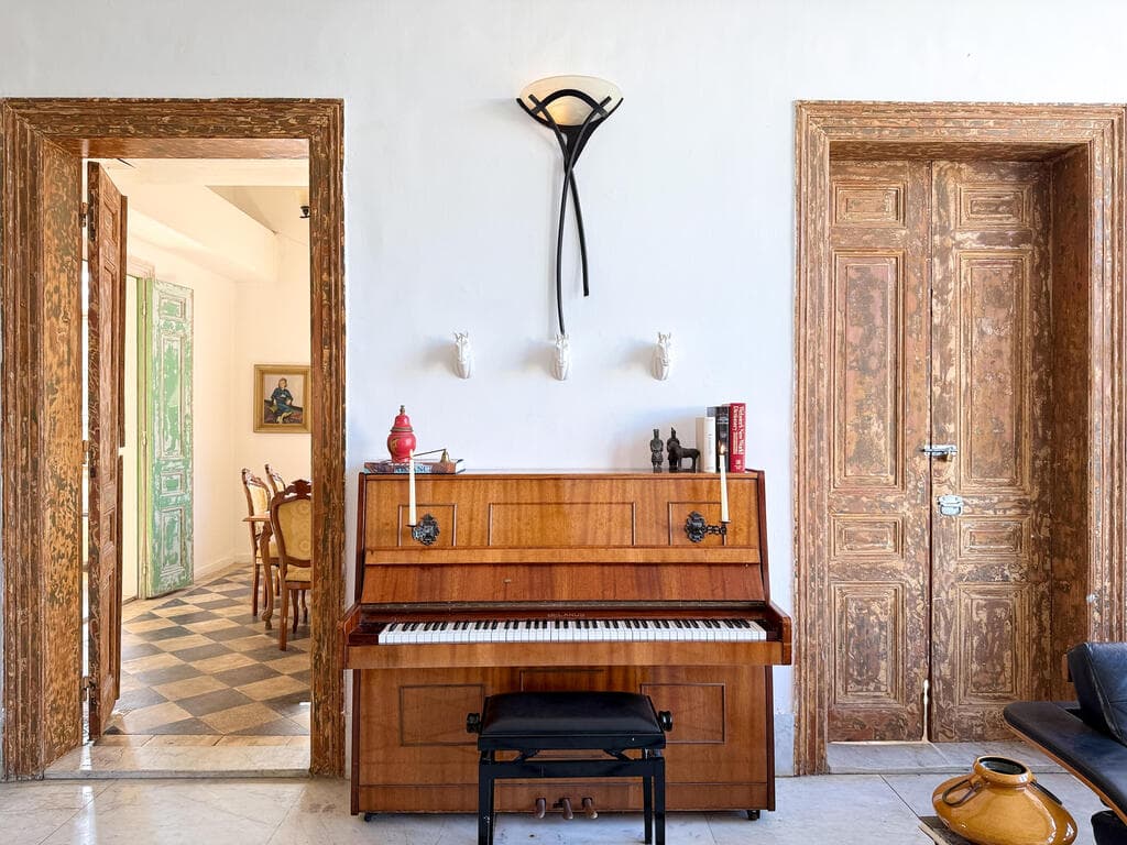 בית האודם, הדירה השכורה של גיא טקו ביפו, מדור כאן גרים