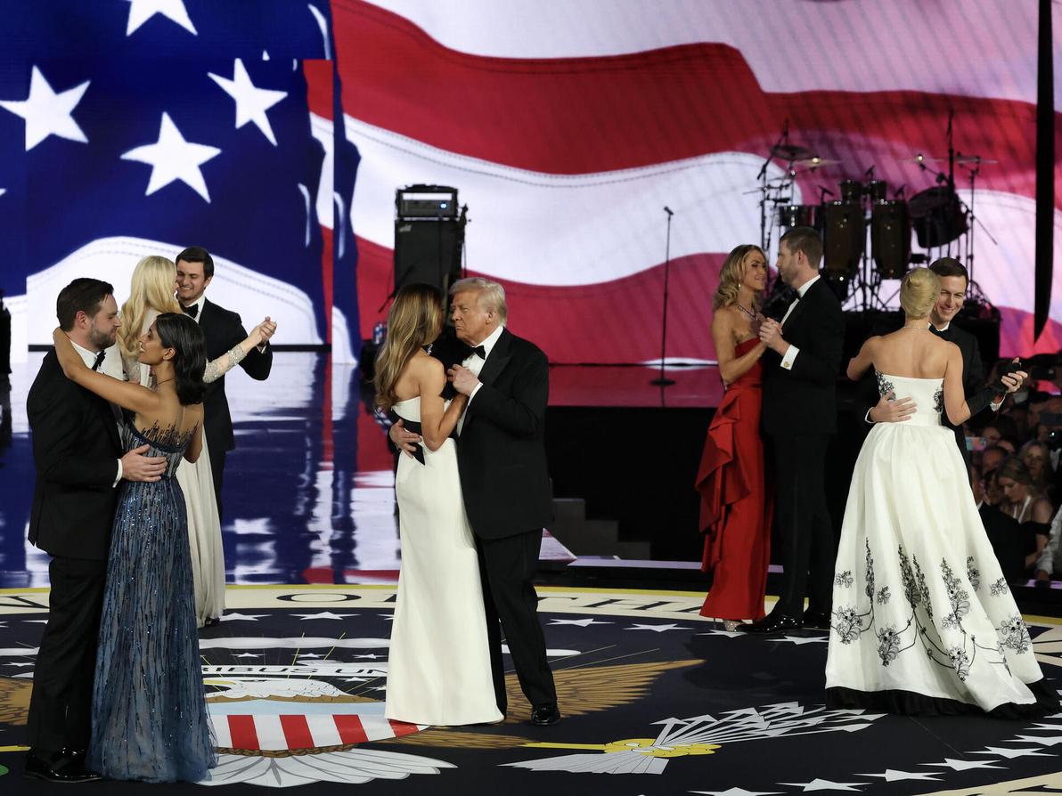 משפחת טראמפ, ג'יי די ואושה ואנס רוקדים בנשף ההשבעה (צילום: Joe Raedle/Getty Images) משפחת טראמפ, ג'יי די ואושה ואנס רוקדים בנשף ההשבעה, 2025