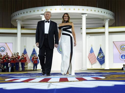 שמלה בעיצוב הסטייליסט הצמוד הרווה פייר. מלניה ודונלד טראמפ בנשף ההשבעה שמלה בעיצוב הסטייליסט הצמוד הרווה פייר. מלניה ודונלד טראמפ בנשף ההשבעה