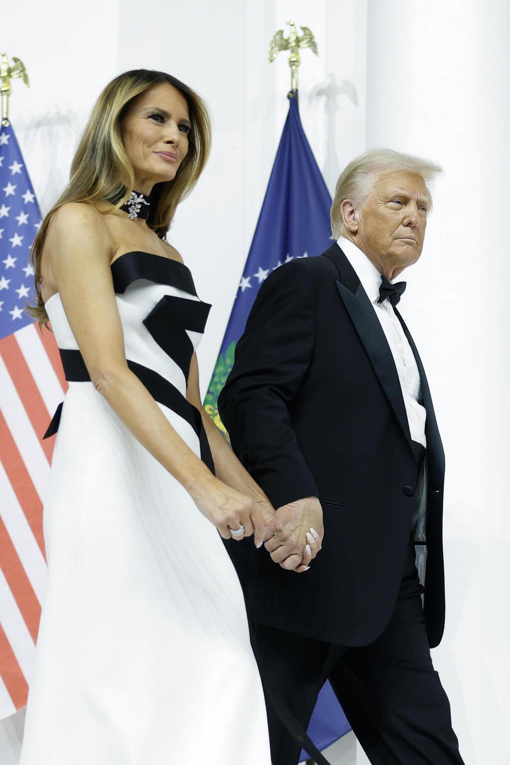 מראה תואם לאורך היום. מלניה ודונלד טראמפ בנשף ההשבעה (צילום: Anna Moneymaker/Getty Images) מלניה ודונלד טראמפ בנשף ההשבעה, 2025