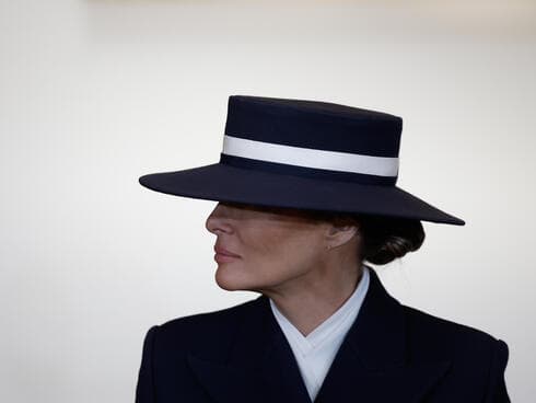 עם הכובע שהפך לכוכב האירוע. מלניה טראמפ בטקס ההשבעה לנשיאות עם הכובע שהפך לכוכב האירוע. מלניה טראמפ בטקס ההשבעה לנשיאות