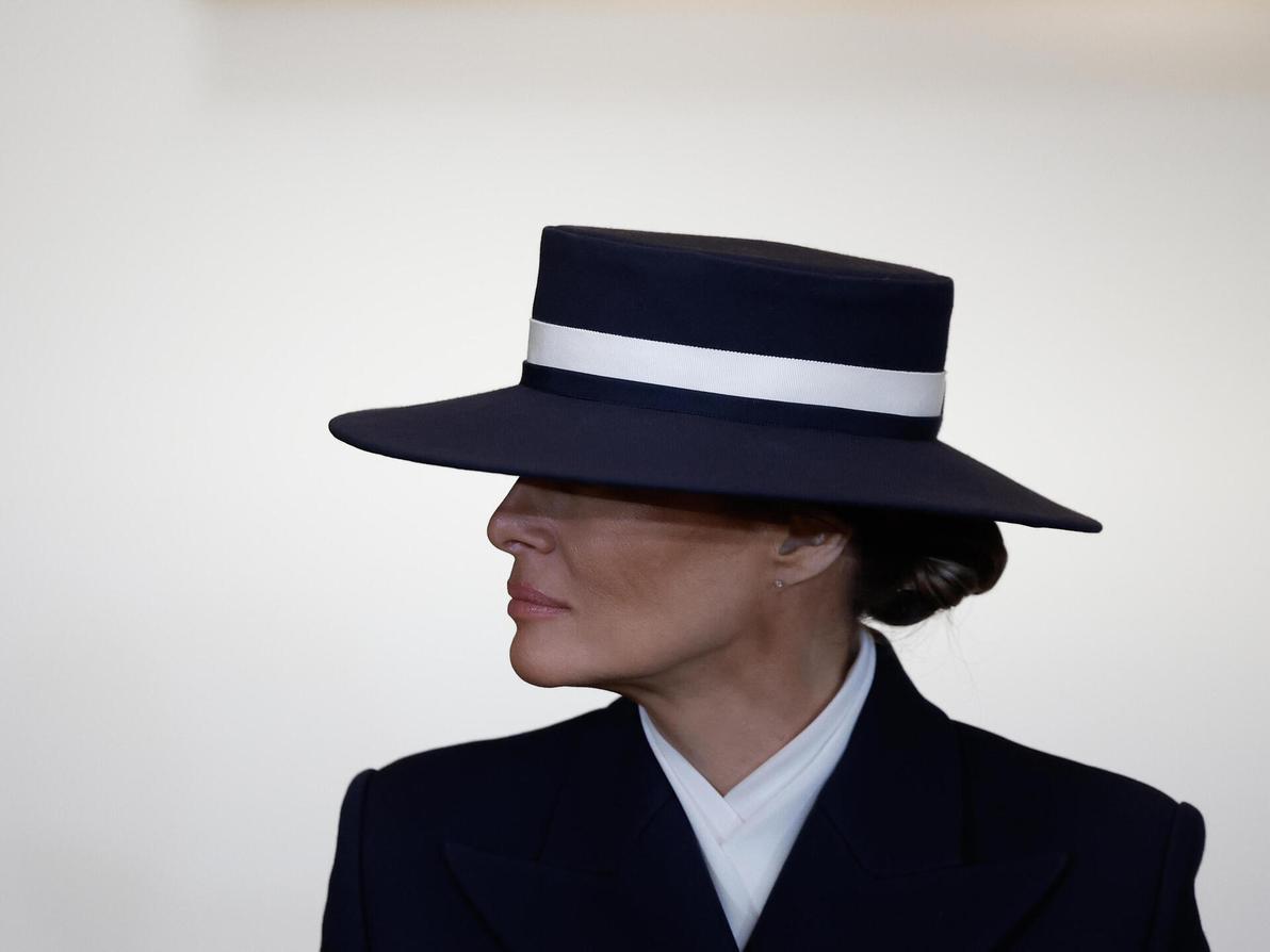 עם הכובע שהפך לכוכב האירוע. מלניה טראמפ בטקס ההשבעה לנשיאות (צילום: Kevin Dietsch/Getty Images) מלניה טראמפ בטקס ההשבעה לנשיאות, 2025