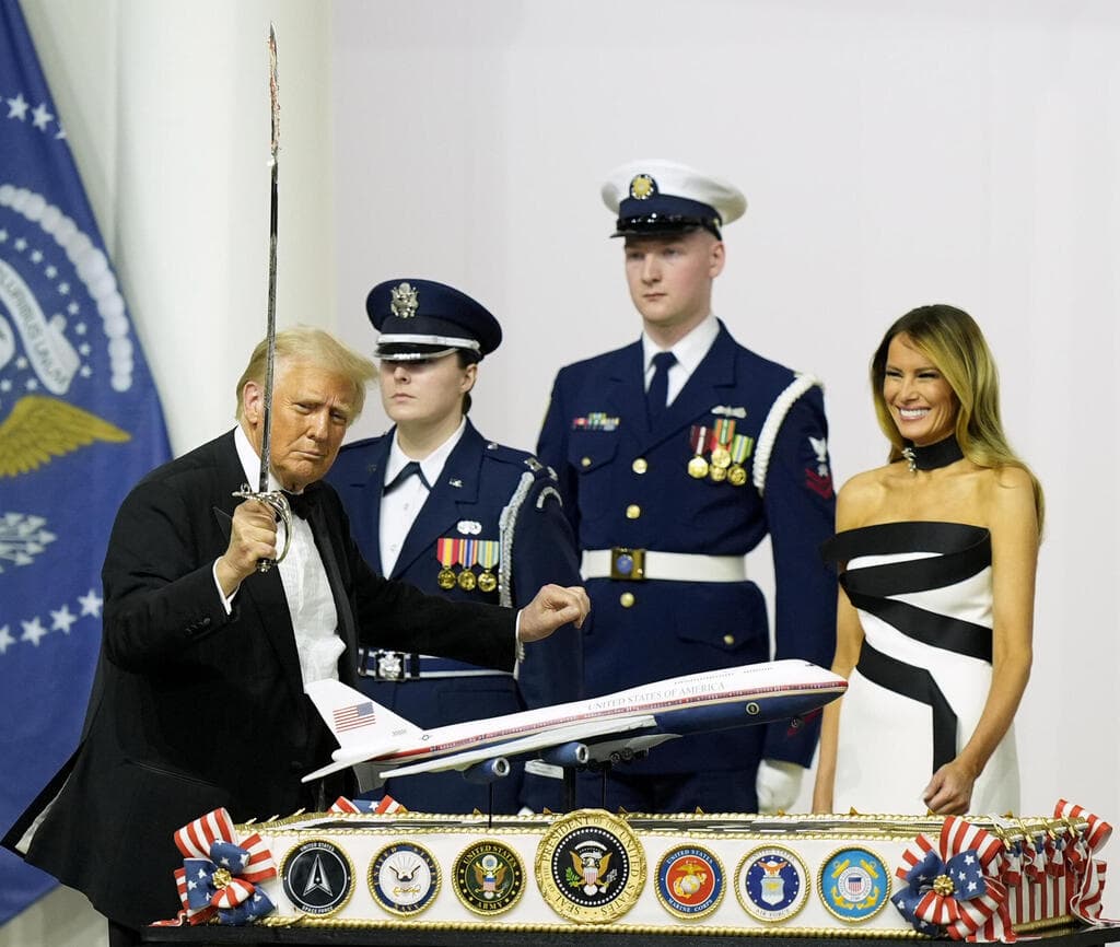 הנשיא לבש חליפת טוקסידו לפי כללי הטקס (צילום: AP Photo/Alex Brandon) מלניה ודונלד טראמפ בנשף ההשבעה, 2025