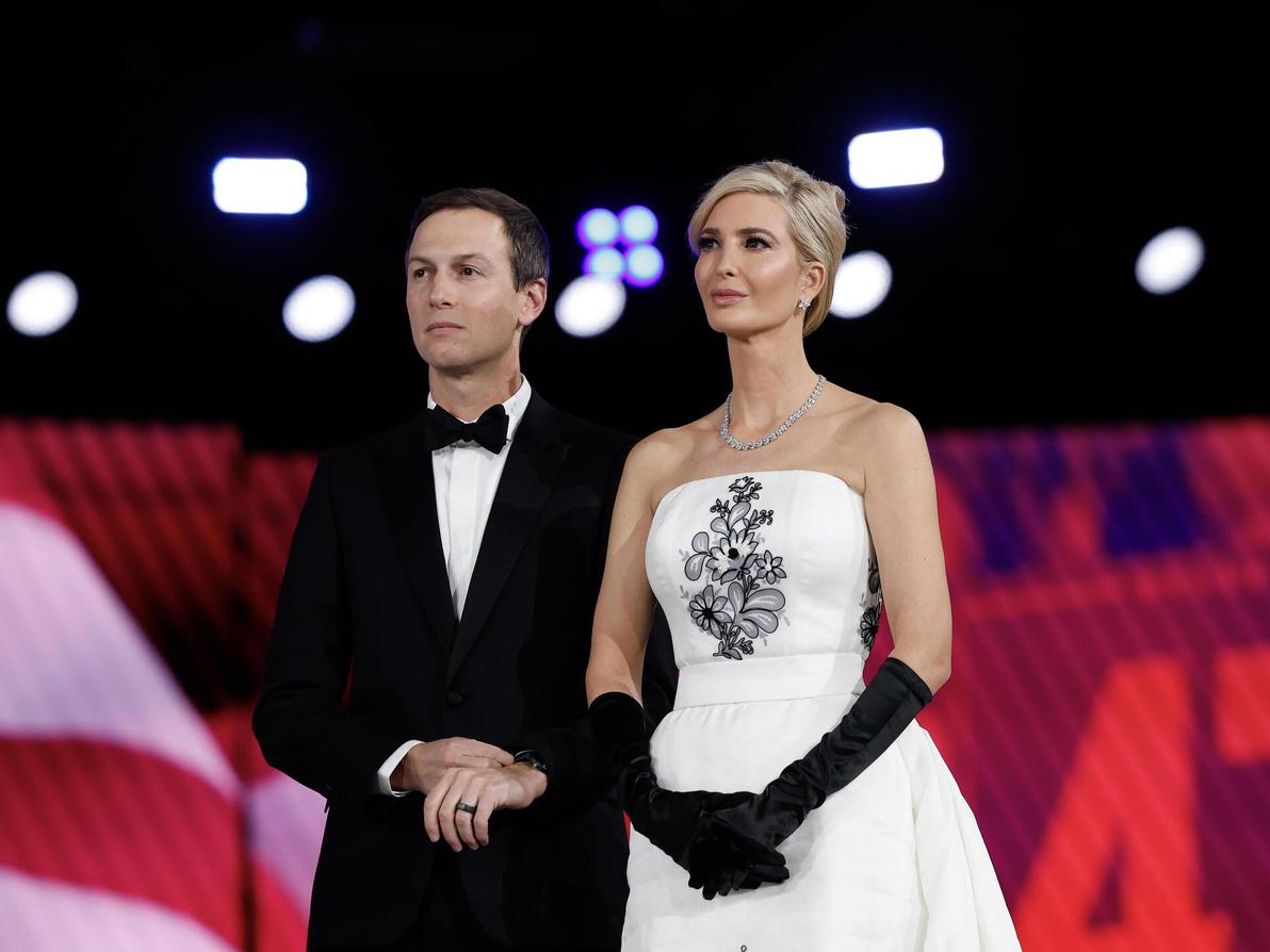 איוונקה טראמפ עם כפפות ארוכות וג'ארד קושנר בטוקסידו (צילום: Anna Moneymaker/Getty Images) איוונקה טראמפ וג'ארד קושנר בנשף ההשבעה, 2025