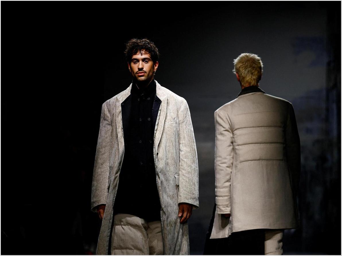 לקח לנו רגע לזהות את הזמר האיטלקי מחמוד על המסלול של יוז'י יאממוטו, שכלל אמנים, שחקנים ומוזיקאים רבים (צילום: REUTERS/Sarah Meyssonnier) מחמוד ביוז'י בתצוגת סתיו-חורף 2025-26 של יוז'י ימאמוטו בשבוע האופנה לגברים בפריז