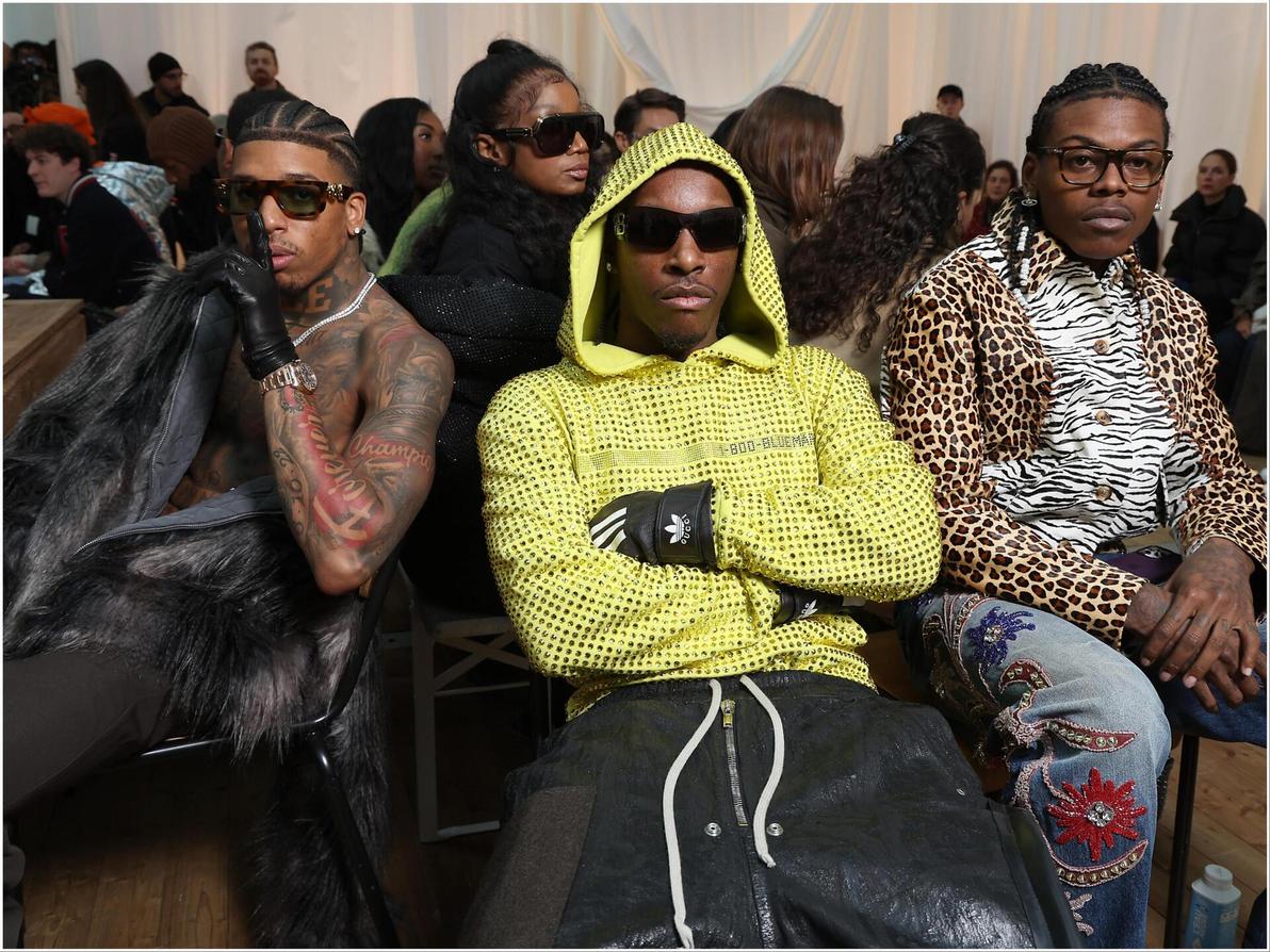 מ"השכונה" ל"שורה הראשונה" של בלומרבל: הראפר NLE צ'ופה, אושיית האופנה בלאדי אוסיריס והמשפיען קליי סייר (צילום: Pascal Le Segretain/Getty Images) השורה הראשונה בתצוגת סתיו-חורף 2025-26 לגברים של Bluemarble בפריז
