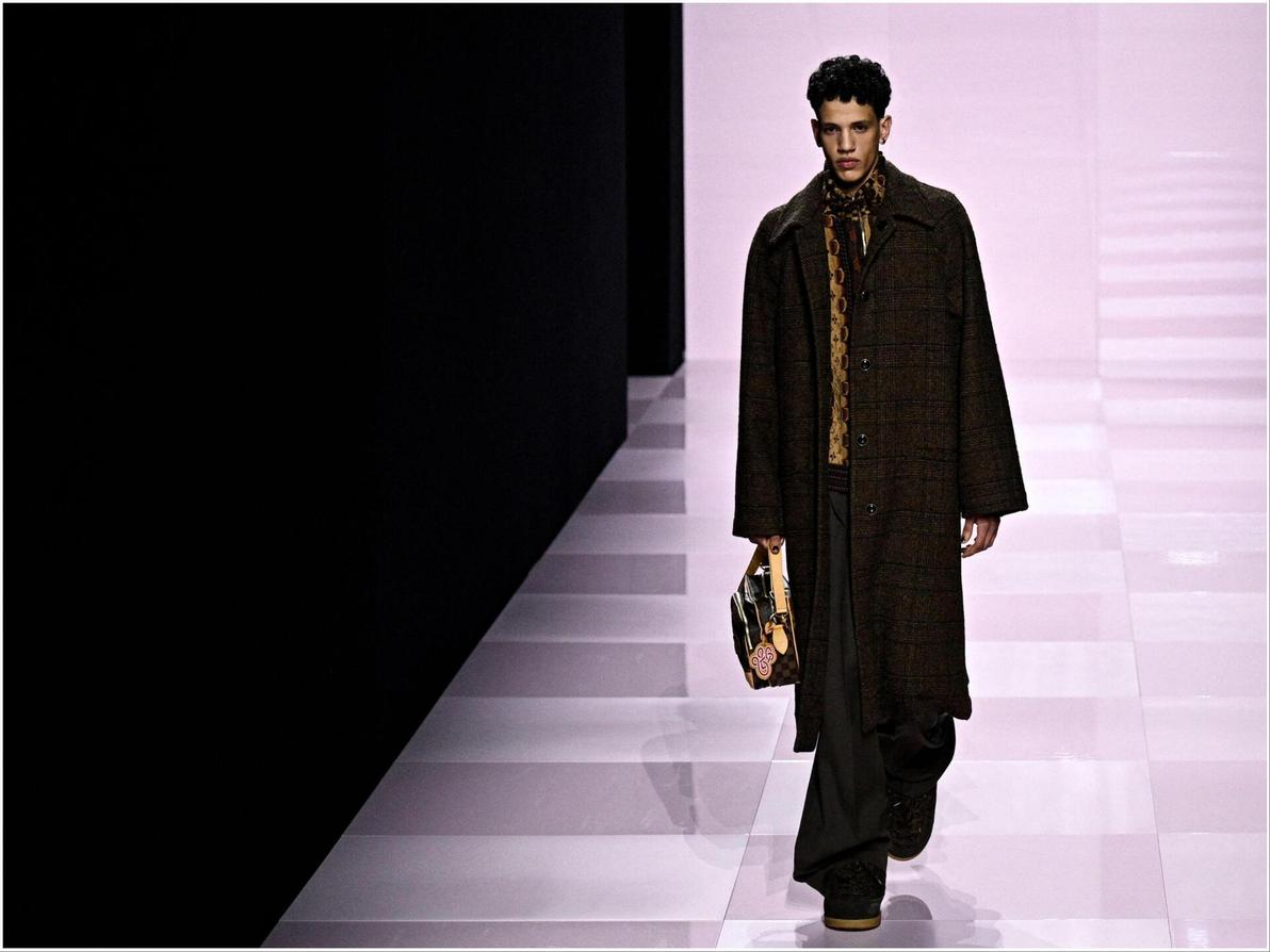 בניגוד לעונות קודמות, בוויטון הציגו העונה אוסף בוגר של אופנת רחוב, ודאי במטרה להרחיב את קהל הלקוחות העתידי (צילום: JULIEN DE ROSA/AFP) לואי ויטון, תצוגת סתיו-חורף 2025-26 בשבוע האופנה לגברים בפריז