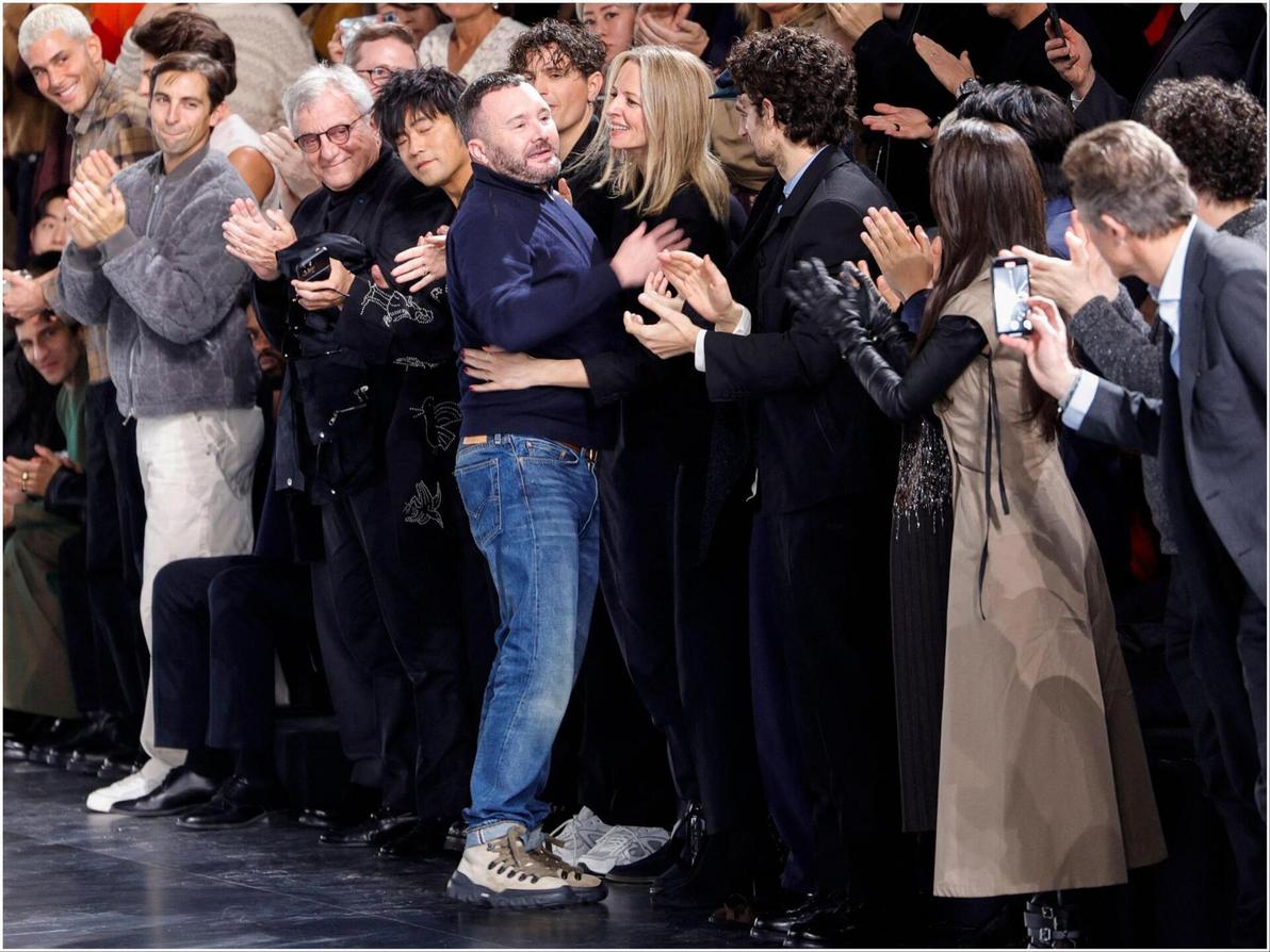 מוושינגטון לפריז. המעצב קים ג'ונס מתחבק עם דלפין ארנו, מנכ"לית דיור ובתו של ברנאר ארנו, יו"ר ומנכ"ל LVMH (צילום: GEOFFROY VAN DER HASSELT/AFP) קים ג'ונס ודלפין ארנו בתצוגת סתיו-חורף 2025-26 של דיור בשבוע האופנה לגברים בפריז