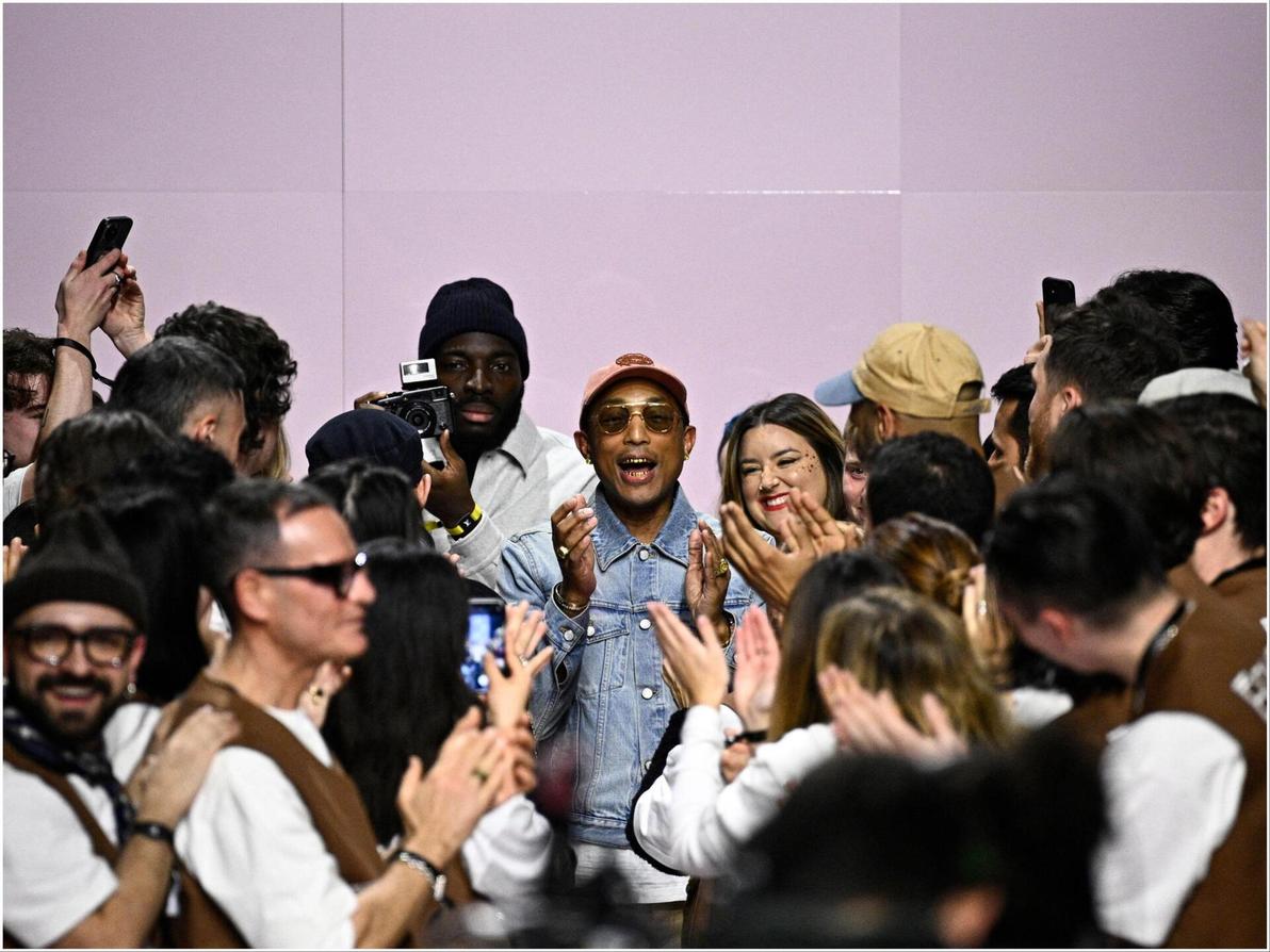 המוזיקאי ומעצב האופנה פארל וויליאמס מוקף צלמים בתום קולקציה נוספת שלו לקו הגברים של לואי ויטון (צילום: JULIEN DE ROSA/AFP) פארל וויליאמס בתצוגת סתיו-חורף 2025-26 של לואי ויטון בשבוע האופנה לגברים בפריז