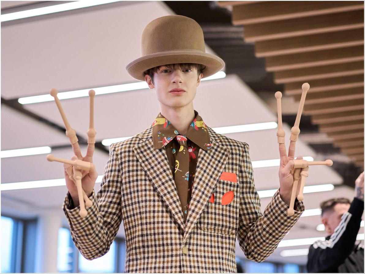 השיח העכשווי על עב"מים בשמי ארצות הברית לא חמק מעיניו וחושיו של המעצב הבלגי וולטר ואן בירנדונק (צילום: Francois Durand/Getty Images) וולטר ואן בירנדונק, תצוגת סתיו-חורף 2025-26 בשבוע האופנה לגברים בפריז