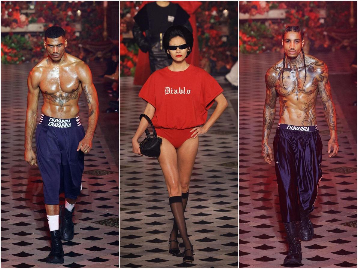 צ'וואריה לא שכח להפגין גם מראות סקסיים לוחצים, כמו דוגמנים עם גופות מקושטי קעקועים וחולצות עם כיתובים (צילום: GEOFFROY VAN DER HASSELT/AFP) ווילי צ'וואריה, תצוגת סתיו-חורף 2025-26 בשבוע האופנה לגברים בפריז