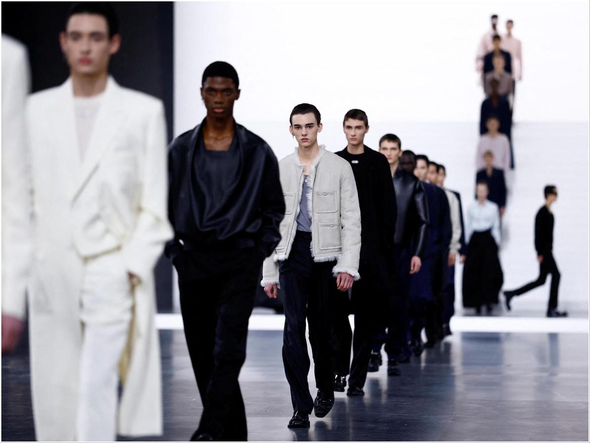 מינימליזם לצד דרמה, שחור ולבן, והשפעות היסטוריות לצד גזרות מודרניות בלטו בתצוגה המרהיבה של דיור (צילום: REUTERS/Sarah Meyssonnier) דיור, תצוגת סתיו-חורף 2025-26 בשבוע האופנה לגברים בפריז