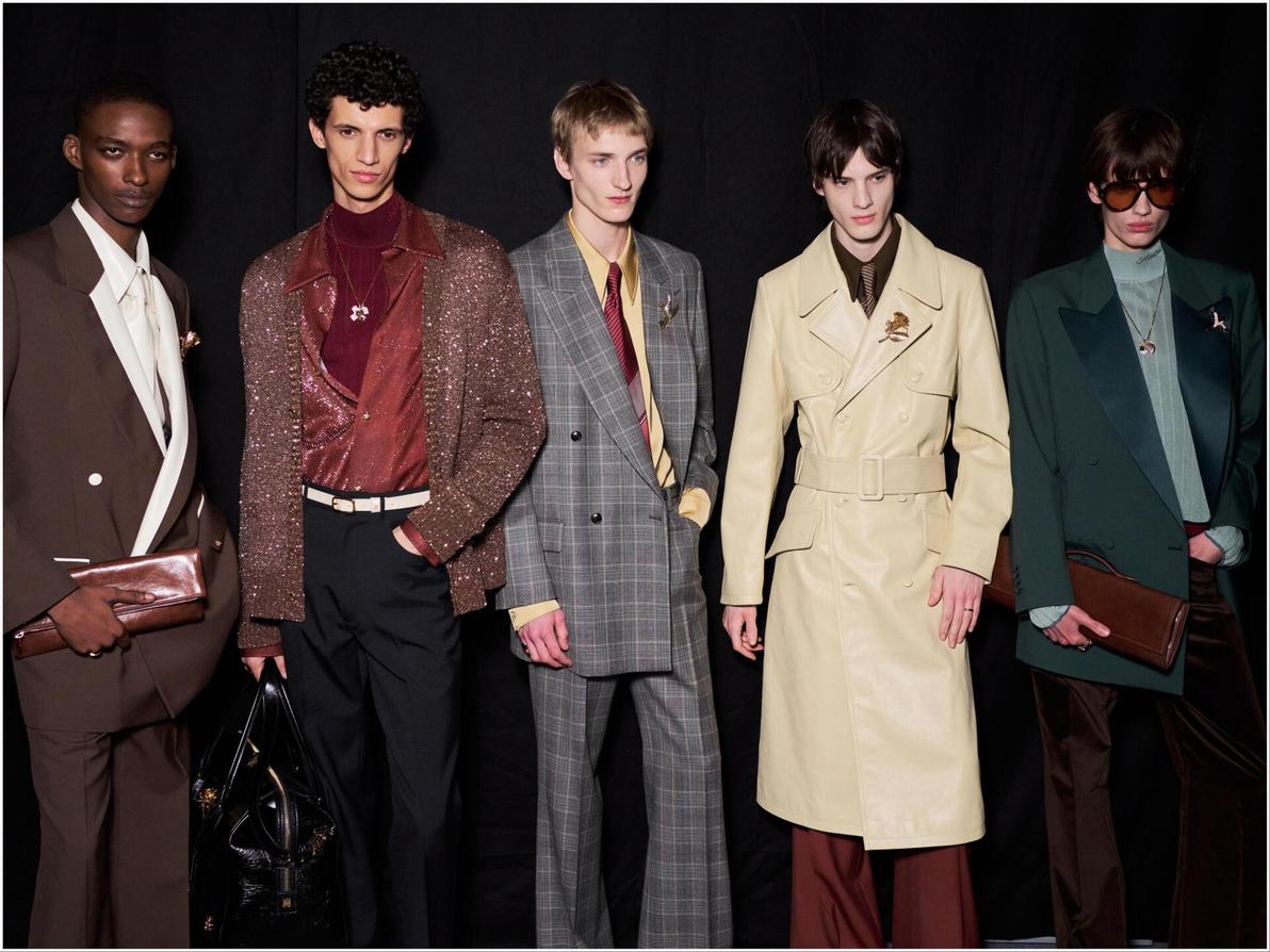 המעצב האמריקני-איראני-יהודי מייק אמירי הציג חליפות קלאסית עם נגיעות גלאם-רוק במחווה לשנות ה-60 וה-70 (צילום: Francois Durand/Getty Images) אמירי, תצוגת סתיו-חורף 2025-26 בשבוע האופנה לגברים בפריז