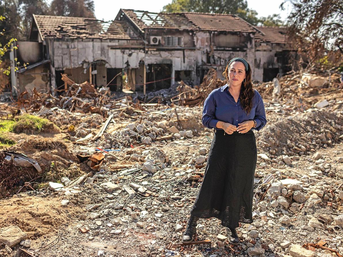 אקשטיין בביקור בקיבוץ בארי. "אמרתי לבעלי: 'אני במילואים'. במשך שבועיים לא ישנתי"