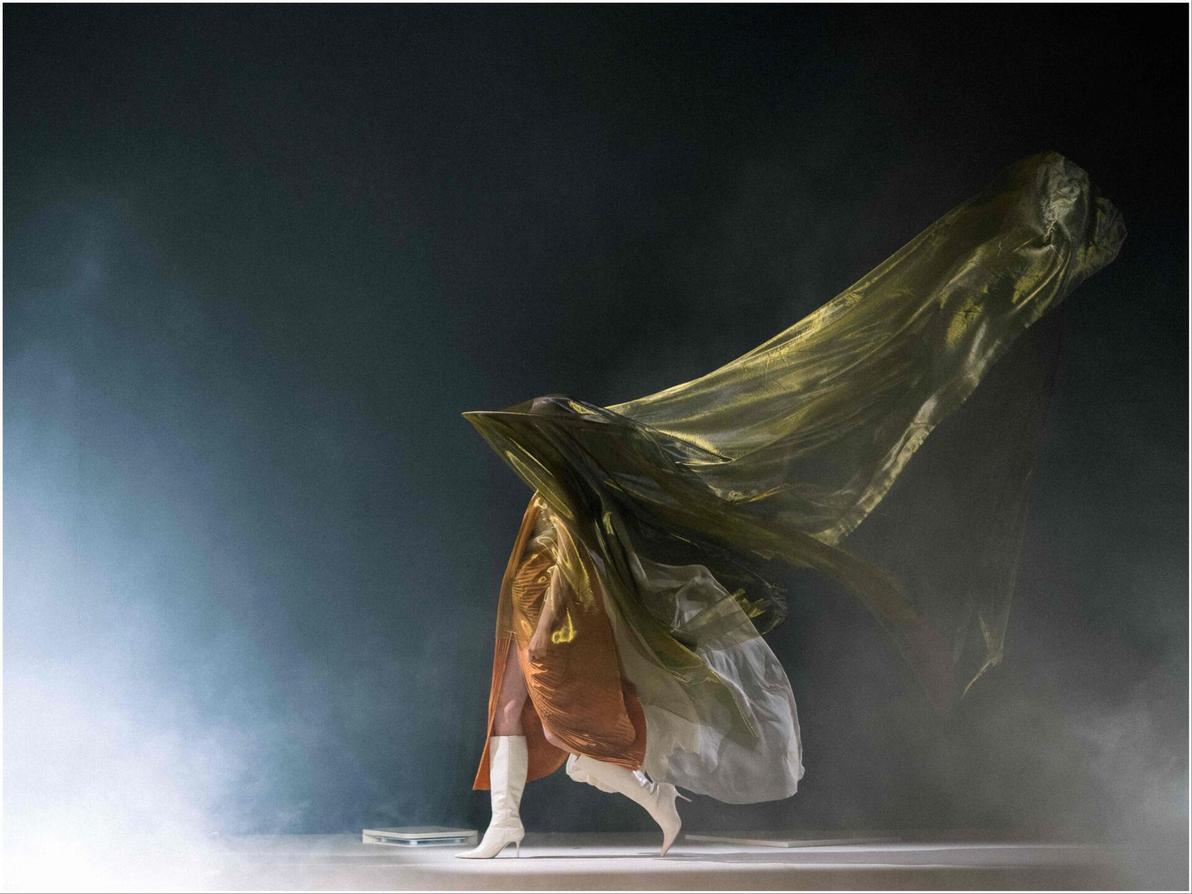 תמונת הפתיחה האפוקליפטית בתצוגה של KidSuper של המעצב האמריקני קולם דילן (צילום: Julie SEBADELHA/AFP) קיד סופר, תצוגת סתיו-חורף 2025-26 בשבוע האופנה לגברים בפריז