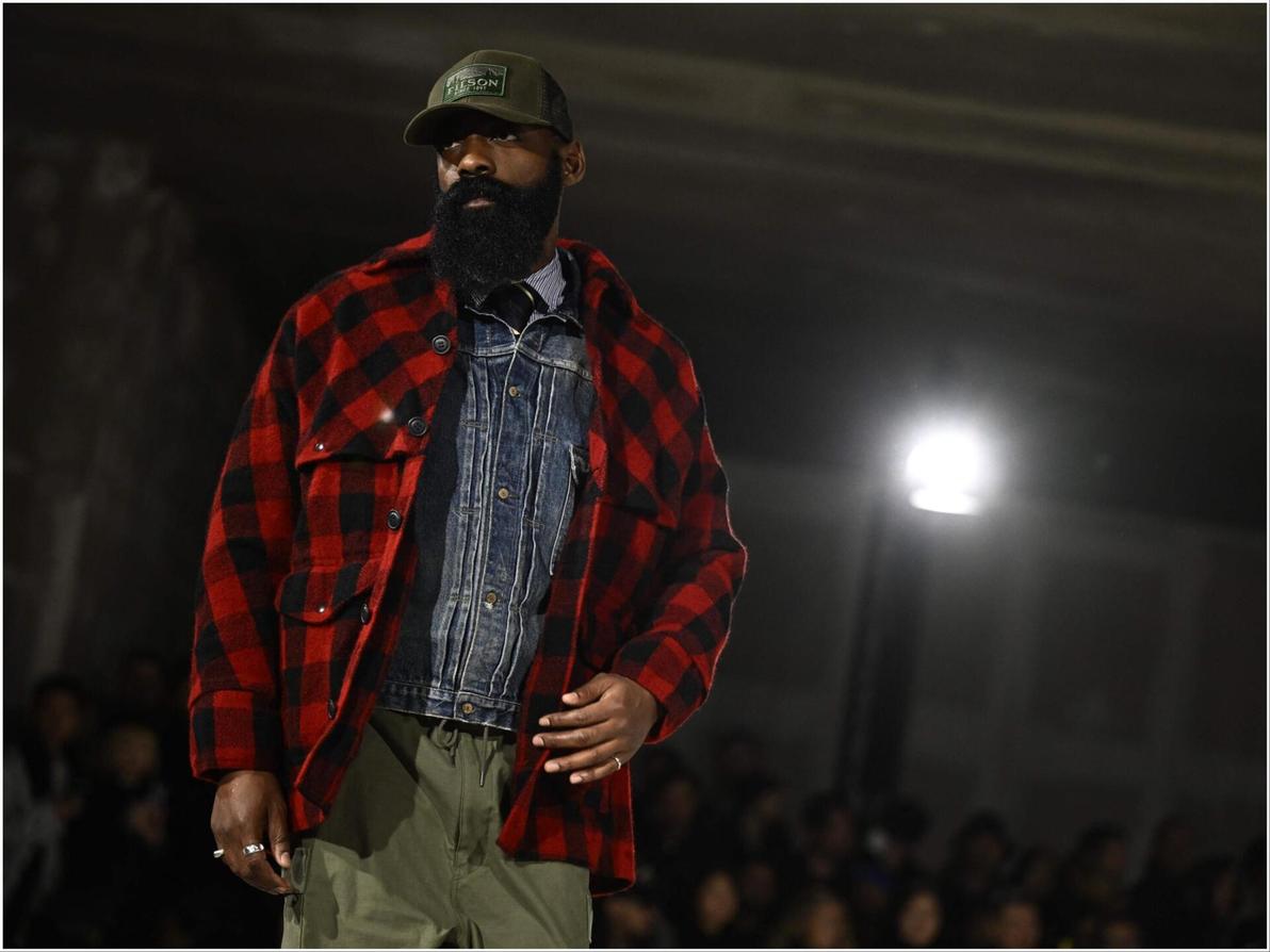 האם ג'וניה ווטנבה מציג פאנק למבוגרים? בגדי עבודה יוקרתיים? או שאולי זו התייחסות לאמריקה בעידן טראמפ? (צילום: JULIEN DE ROSA/AFP) ג'וניה ווטנבה, תצוגת סתיו-חורף 2025-26 בשבוע האופנה לגברים בפריז