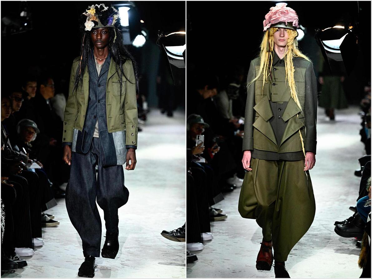 Make Love, Not War. גזרות צבאיות, בדי זית וג'ינס, וקסדות צבאיות מקושטות פרחים בתצוגה של קום דה גרסון (צילום: JULIEN DE ROSA/AFP) קום דה גרסון, תצוגת סתיו-חורף 2025-26 בשבוע האופנה לגברים בפריז