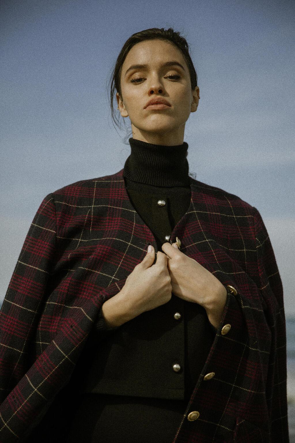 בלייזר, בובה זהבה וינטג' | חולצה מכופתרת, H&M | גולף, זארה | מחטב, פמינה | גרבונים, תמנון (צילום: רותם ברק) הפקת אופנה, חורף 2025