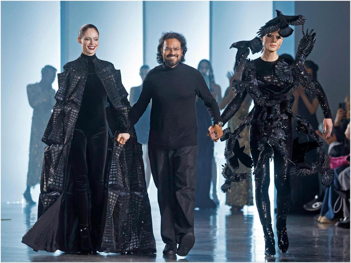 עוד מהודו. המעצב ראול מישרה עם קולקציה אמנותית, כמו אוברול מקושט ציפורים ושמלת פאייטים ארכיטקטונית (צילום: Thierry Chesnot/Getty Images) קוקו רושה וג'ורדן רות' עם ראול מישרה, תצוגת הוט קוטור לאביב-קיץ 2025