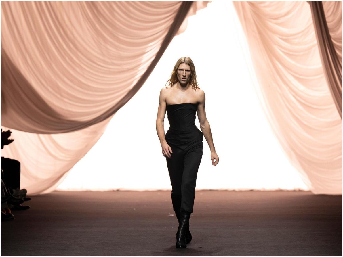 הילדים הרעים של פריז: המעצב ז'אן פול גוטייה אירח העונה את המעצב הצעיר והבועט לודוביק דה סן סרנין (צילום: AP Photo/Lewis Joly) לודביק דה סאן סרנין בז'אן פול גוטייה, תצוגת הוט קוטור לאביב-קיץ 2025