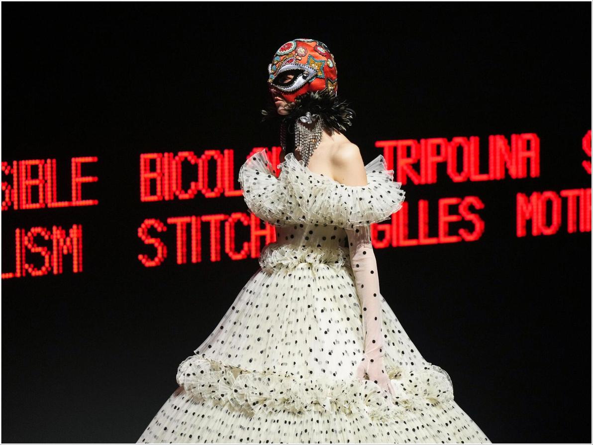 זה היה אלסנדרו מיקלה. ולנטינו? את זה תצטרכו למצוא בזכוכית מגדלת, כמו דוגמת הנקודות המזוהה עם בית האופנה (צילום: AP Photo/Lewis Joly) ולנטינו, תצוגת הוט קוטור לאביב-קיץ 2025