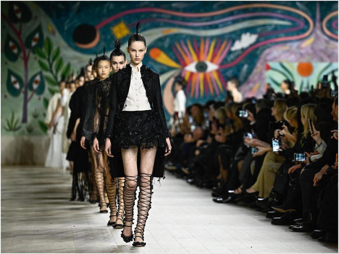 ומה אתן חושבות על סנדלי הגלדיאטורים של דיור, שחזרו לחיינו בשילוב נעלי בובה שטוחות? (צילום: JULIEN DE ROSA/AFP) כריסטיאן דיור, תצוגת הוט קוטור לאביב-קיץ 2025