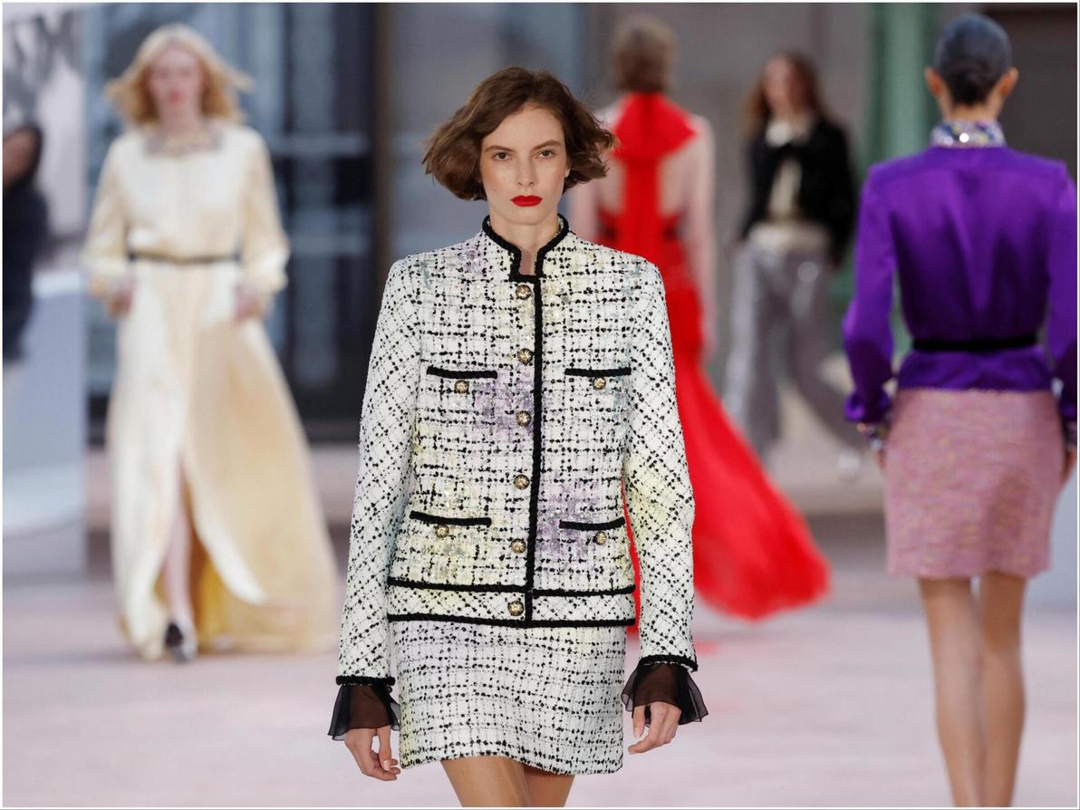 התצוגה של שאנל נערכה בצילו של המעצב מתיו בלייזי, שצפוי להיכנס לתפקיד המנהל האמנותי באוקטובר. האם נשרוד עד אז? (צילום: REUTERS/Gonzalo Fuentes) שאנל, תצוגת הוט קוטור לאביב-קיץ 2025