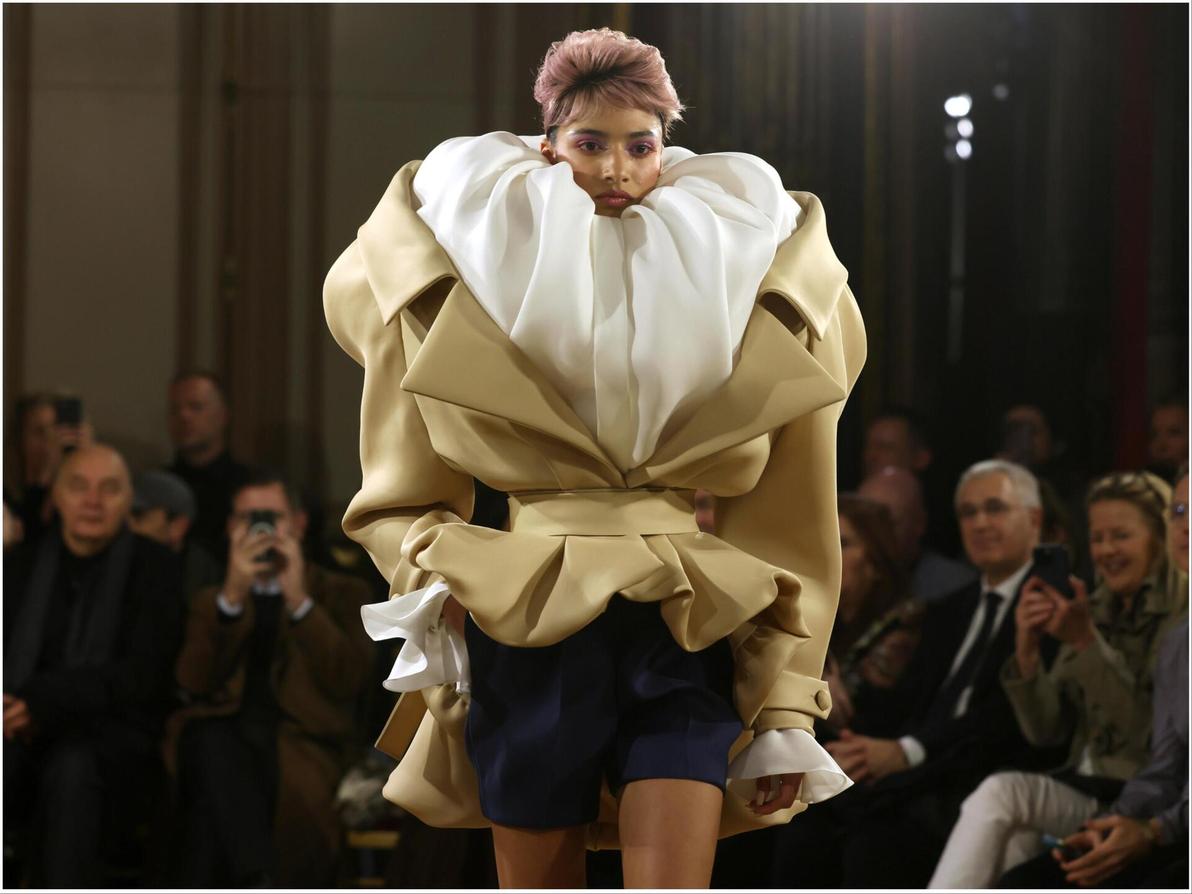 ברוכים הבאים לבית הבובות של ויקטור & רולף, עם עיצובים סוריאליסטיים ופרשנויות חדשניות לבגדים קלאסיים (צילום: AP Photo/Thomas Padilla) ויקטור אנד רולף, תצוגת הוט קוטור לאביב-קיץ 2025