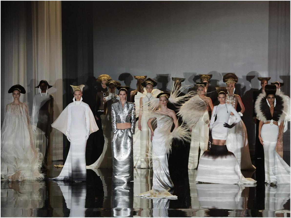 עיצובים עתידניים פוגשים את מצרים העתיקה? כך לפחות זה היה נראה על המסלול של המעצב סטפן רולאן (צילום: Thibaud MORITZ/AFP) סטפן רולאן, תצוגת הוט קוטור לאביב-קיץ 2025