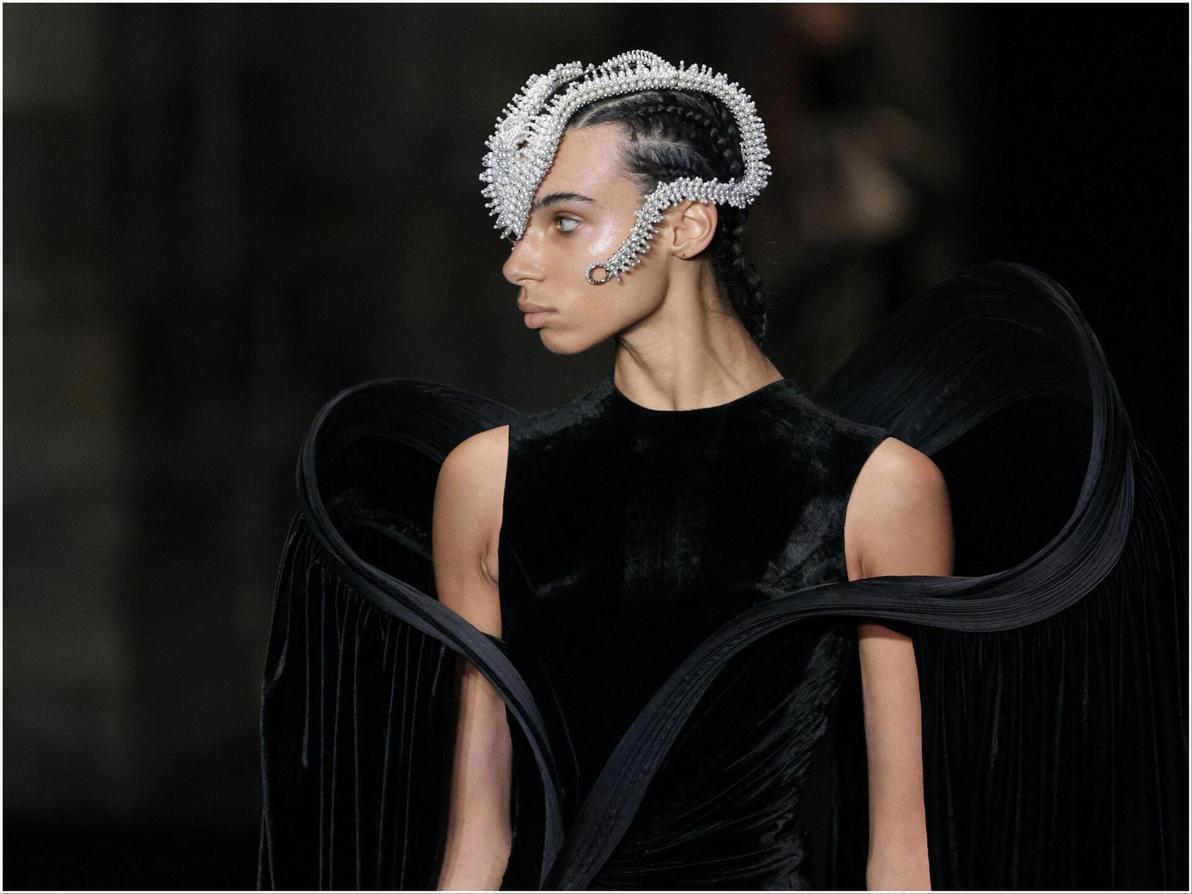 "התצוגה הזו היא חלק מתהליך הריפוי שלנו", סיפר המעצב ההודי גורב גופטה, שהסטודיו שלו בהודו נשרף אשתקד (צילום: Thibaud MORITZ/AFP) גוארב גופטה, תצוגת הוט קוטור לאביב-קיץ 2025