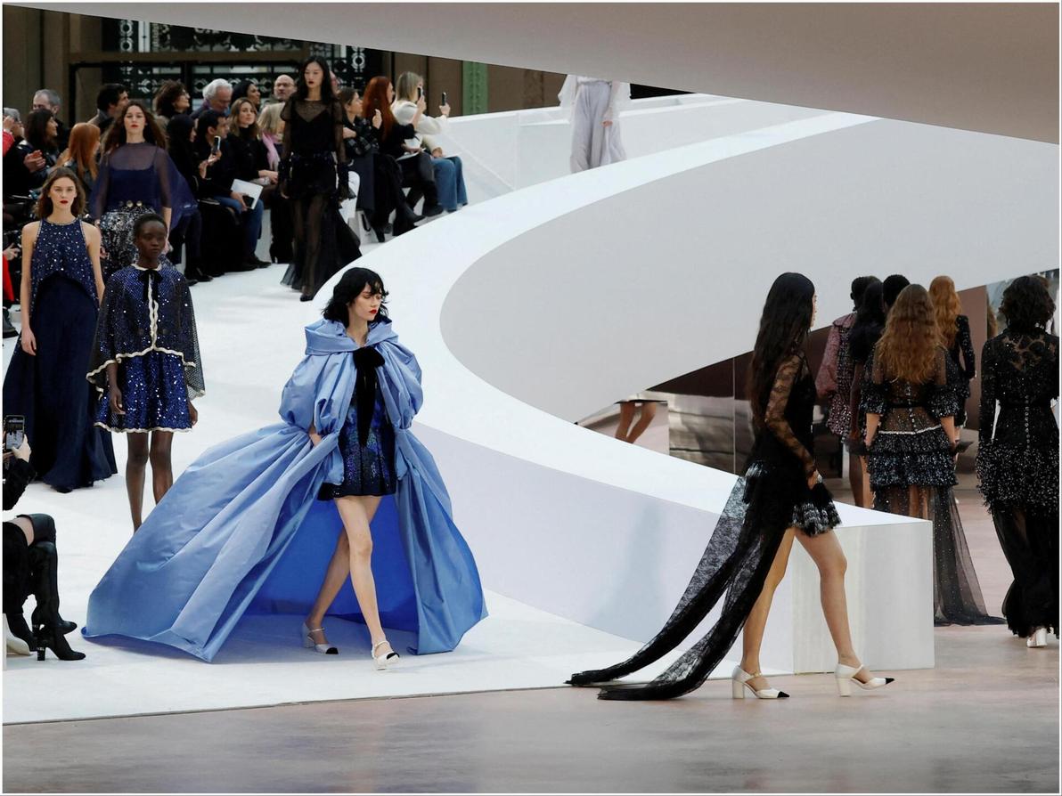 בכל זאת, קשה לנו להכיל מראות כמו שמלת הערב הכחולה הזו. גם נשים עשירות כקורח לא רוצות להתלבש כך (צילום: REUTERS/Gonzalo Fuentes) שאנל, תצוגת הוט קוטור לאביב-קיץ 2025