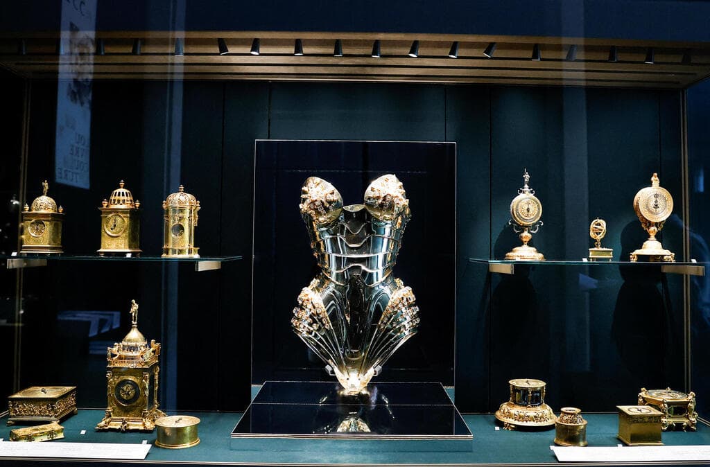 מחוך של טיירי מוגלר בתערוכה "לובר קוטור. אופנה ואמנות: יצירות עם אמירה" (צילום: REUTERS/Gonzalo Fuentes) מחוך של טיירי מוגלר מ-1995 בתערוכה "לובר קוטור. אופנה ואמנות: יצירות עם אמירה"