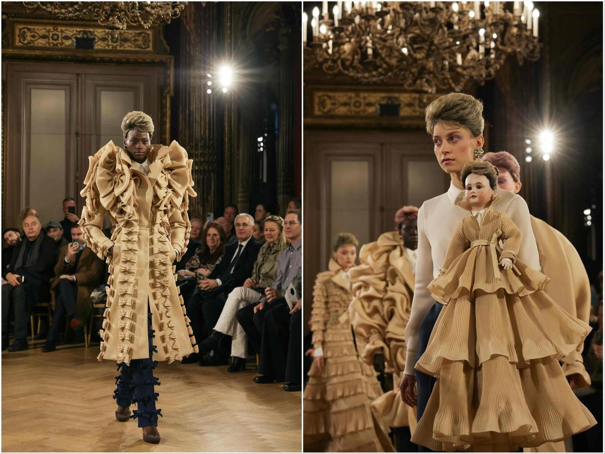 הקולקציה Couture Prompt הורכבה מווריאציות על מערכת לבוש אחת: טרנץ' בצבע בז', חולצה לבנה ומכנסיים כחולים (צילום: Thibaud MORITZ/AFP) ויקטור אנד רולף, תצוגת הוט קוטור לאביב-קיץ 2025