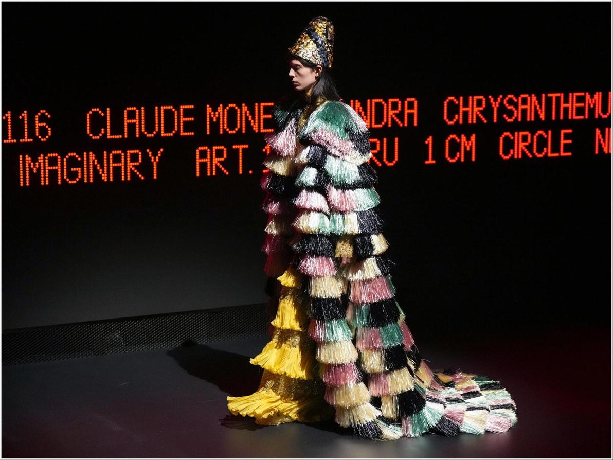 הכרטיס החם של השבוע: המעצב אלסנדרו מיקלה הציג קולקציית הוט קוטור ראשונה בעיצובו אי פעם לבית ולנטינו (צילום: AP Photo/Lewis Joly) ולנטינו, תצוגת הוט קוטור לאביב-קיץ 2025