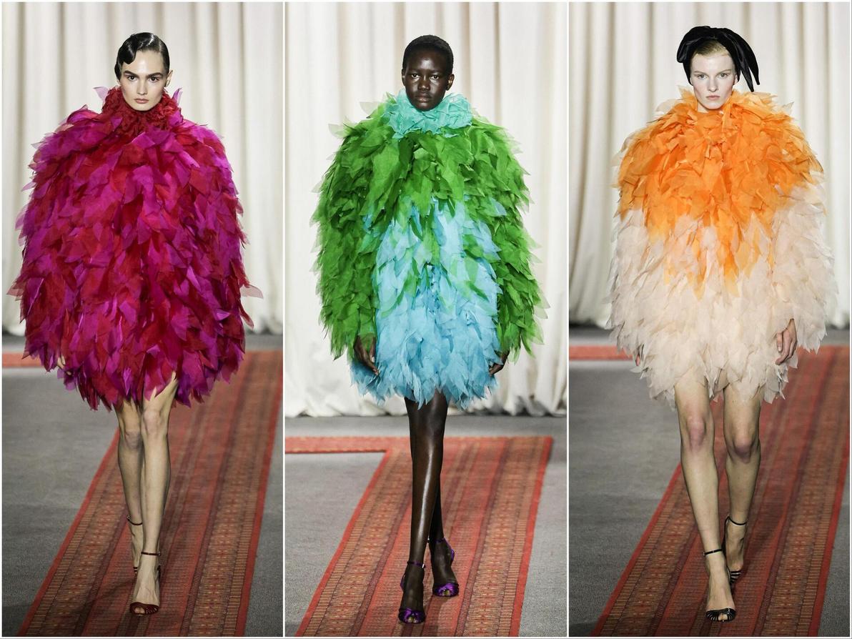 המעצב ג'יאמבטיסטה ואלי, הידוע בשמלות טול גרנדיוזיות, יצר הפעם אוסף שמלות צבעוניות וציפוריות למראה (צילום: Thibaud MORITZ/AFP) ג'יאמבטיסטה ואלי, תצוגת הוט קוטור לאביב-קיץ 2025