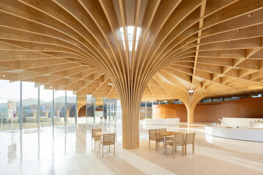 חלל הכניסה. מעין עץ עשוי עץ (צילום: Simose) Simose Art Museum - Entrace Interior