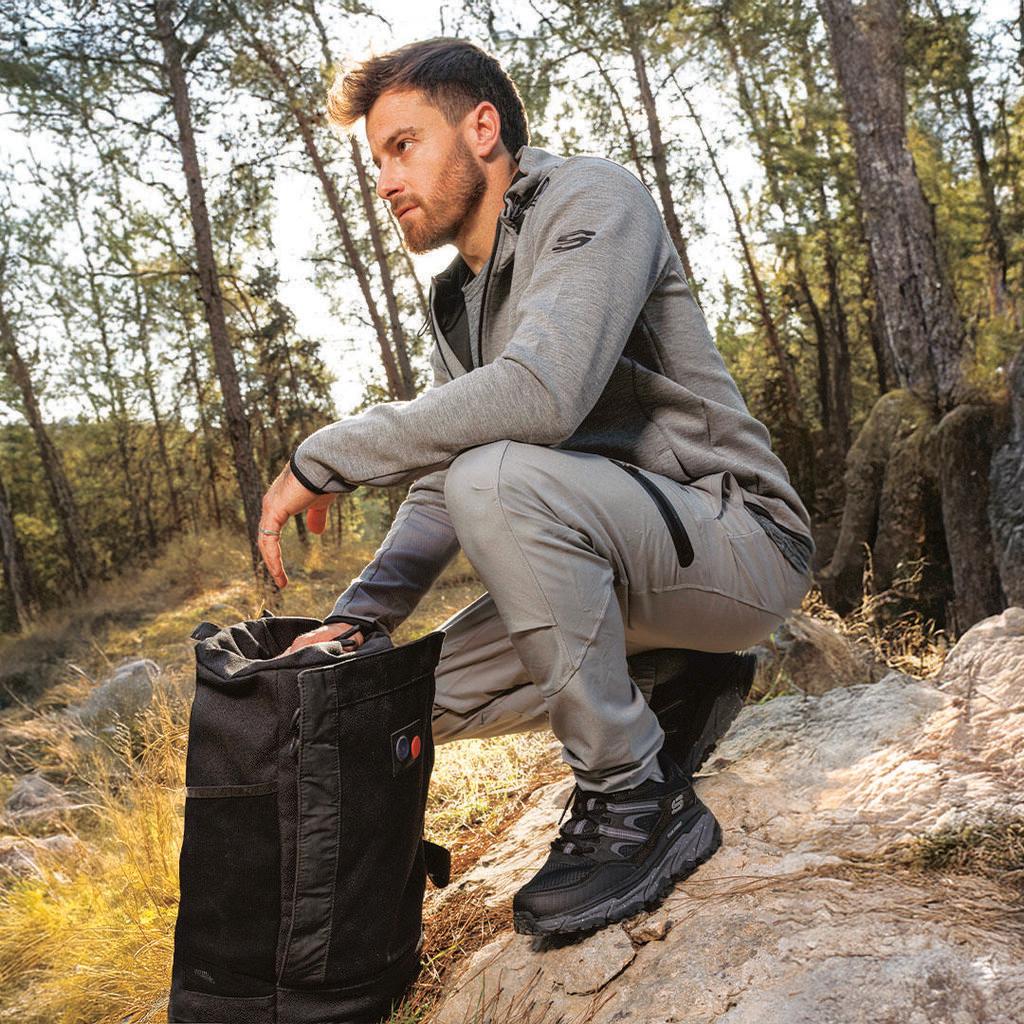 קריירת דוגמנות.  בקמפיין SKECHERS
