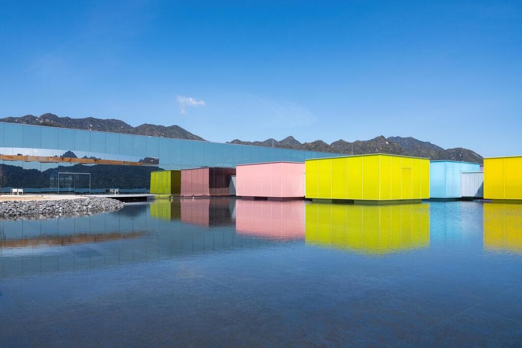 שמונה "קופסאות" צבעוניות המשתקפות במים ומוארות בלילה (צילום: Simose) Simose Art Museum - Movable Galleries