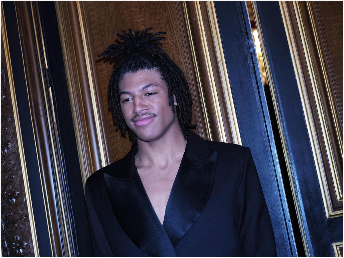 בתצוגה שופעת גימיקים, לנה ארזיאק הפתיעה בליהוק הדוגמן הנרי סמואל בן ה-19, בנם של היידי קלום וסיל (צילום: Vittorio Zunino Celotto/Getty Images) הנרי סמואל מדגמן בתצוגת הוט קוטור של לנה ארזיאק לאביב-קיץ 2025