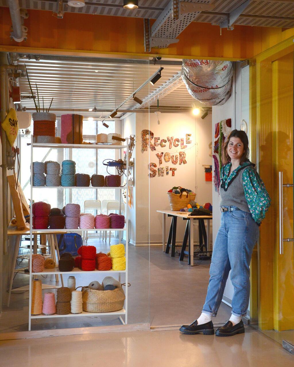 בן חנן יוצרת את השטיחים בעזרת אקדח טאפטינג (צילום: בועז סידס) Teo Studio אריגת שטיחים