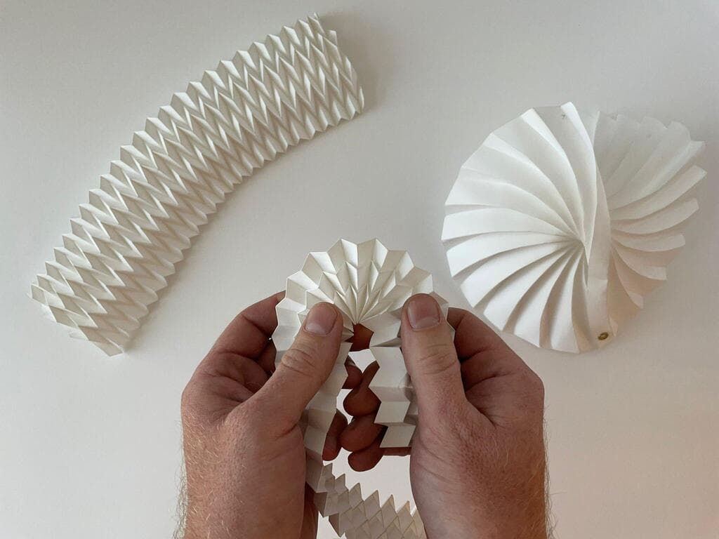 אודר משלב טכנולוגיה מתקדמת ואמנות מופשטת (צילום: קריסטינה אודר וסילייבה) סטודיו ODER x ReDo, גופי תאורה בטכניקת אוריגמי