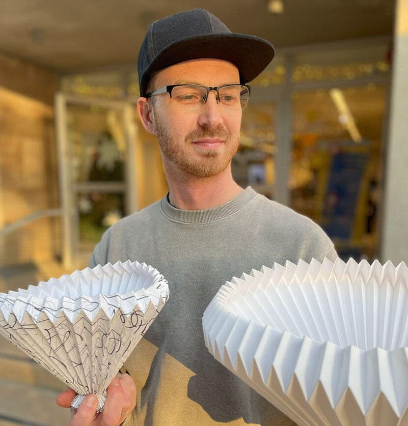 גופי תאורה בטכניקת אוריגמי בסטודיו ODER x ReDo (צילום: קריסטינה אודר וסילייבה) סטודיו ODER x ReDo, גופי תאורה בטכניקת אוריגמי