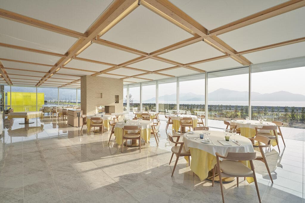 מסעדת המלון. מבעד הוויטרינה נשקפת אחת הגלריות הצבעוניות (צילום: Simose) Simose Art Garden Villa - Restaurant Interior