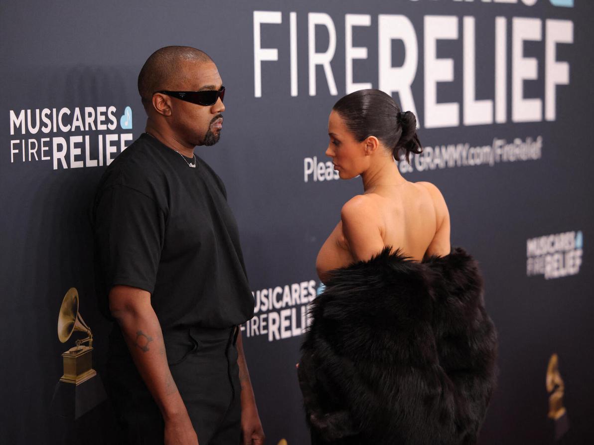 ברשתות החברתיות תהו האם המראה המגונה שלה עובר על החוק. ביאנקה סנסורי וקניה ווסט (צילום: REUTERS/Daniel Cole) ביאנקה סנסורי וקניה ווסט בטקס הגראמי, 2025